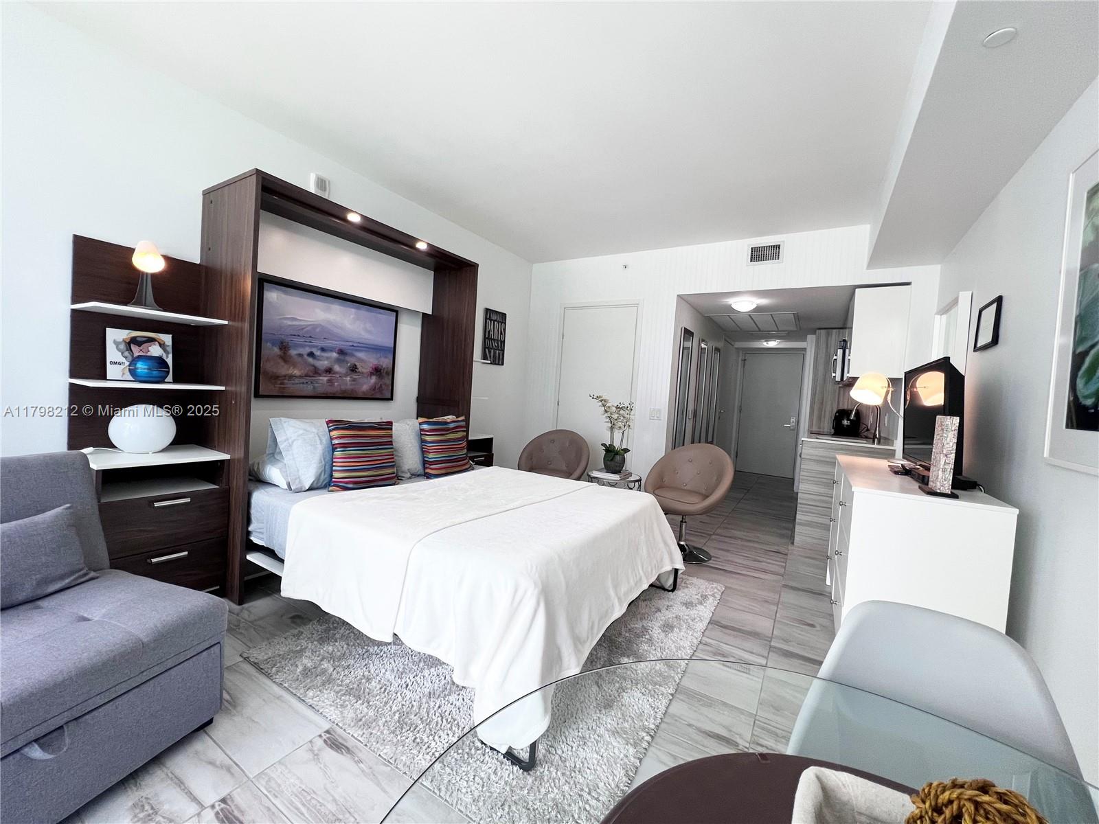 1300 Brickell Bay Dr #1813, Miami FL 33131