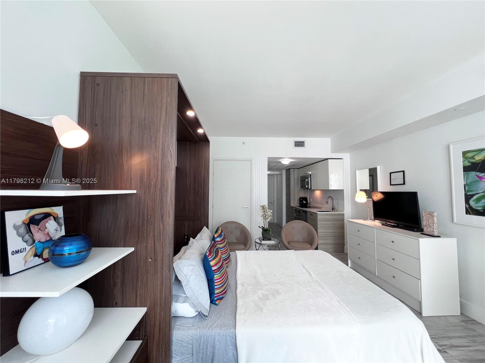 1300 Brickell Bay Dr #1813, Miami FL 33131