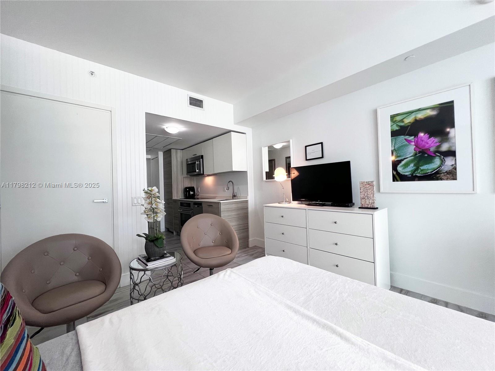 1300 Brickell Bay Dr #1813, Miami FL 33131