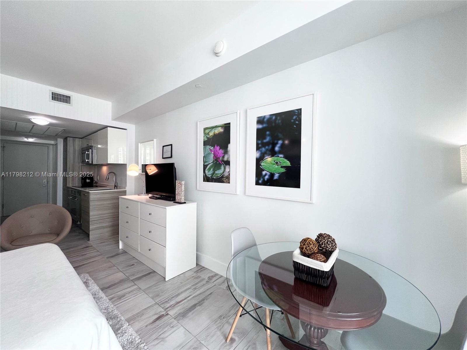 1300 Brickell Bay Dr #1813, Miami FL 33131