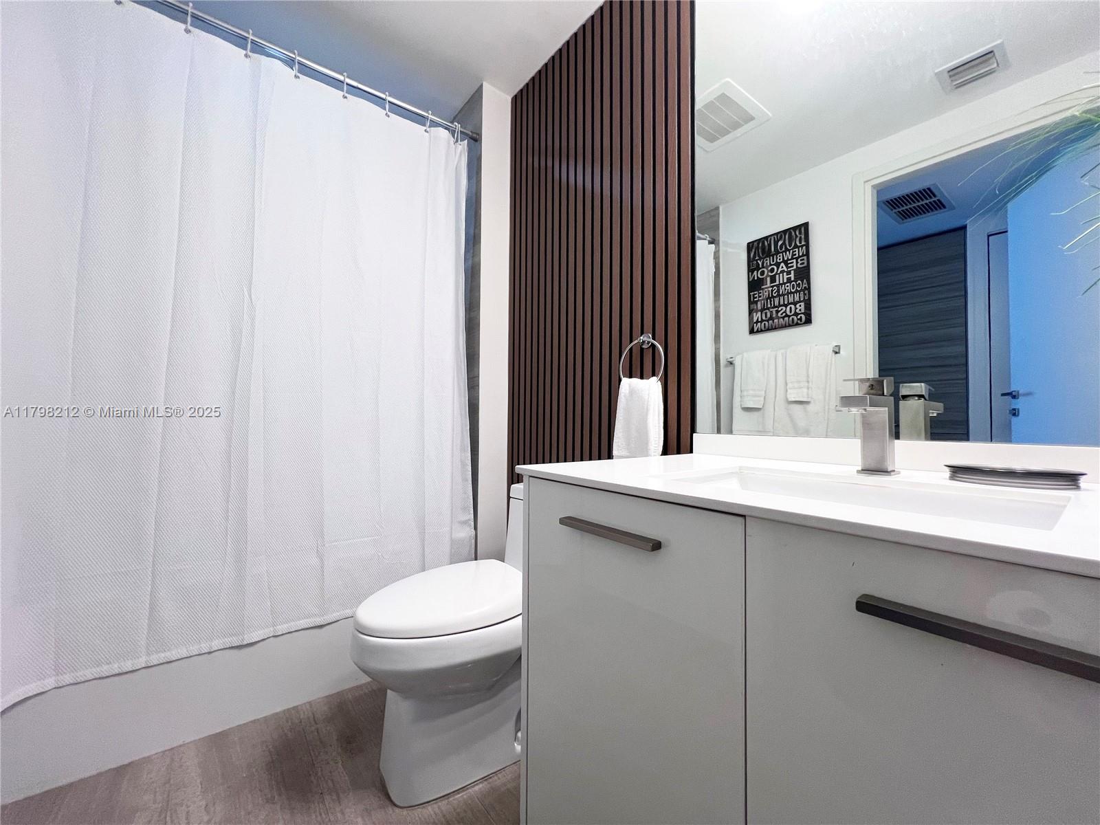 1300 Brickell Bay Dr #1813, Miami FL 33131