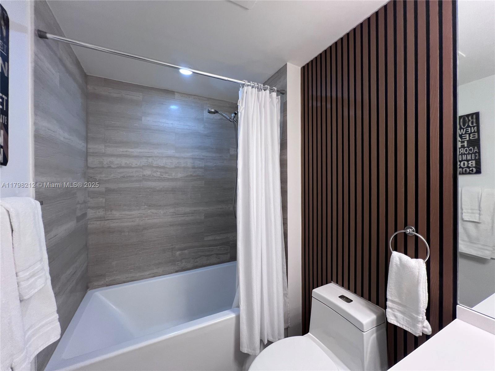 1300 Brickell Bay Dr #1813, Miami FL 33131