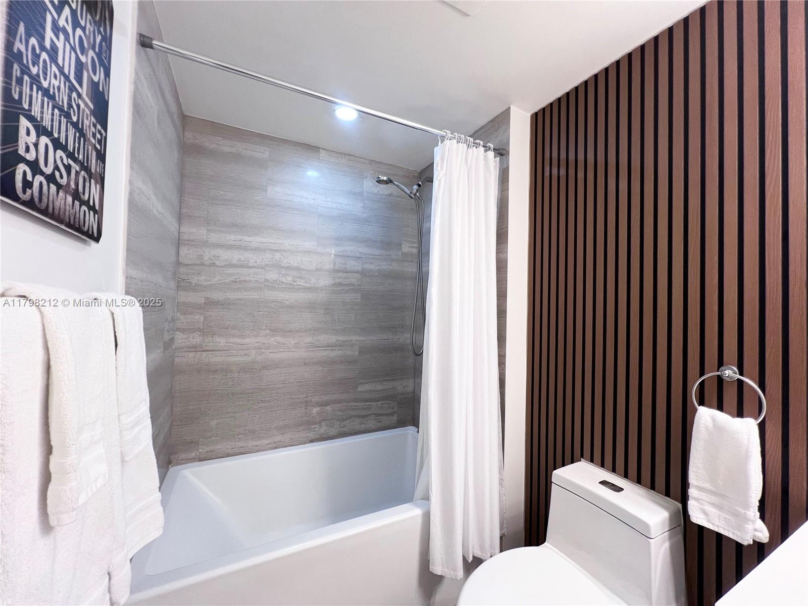 1300 Brickell Bay Dr #1813, Miami FL 33131