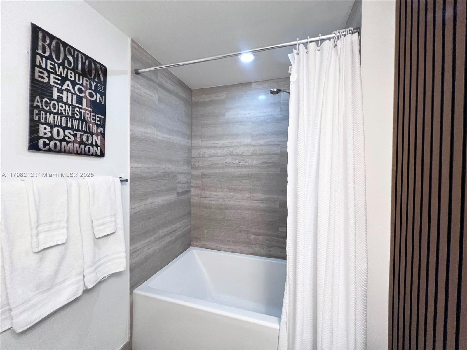 1300 Brickell Bay Dr #1813, Miami FL 33131