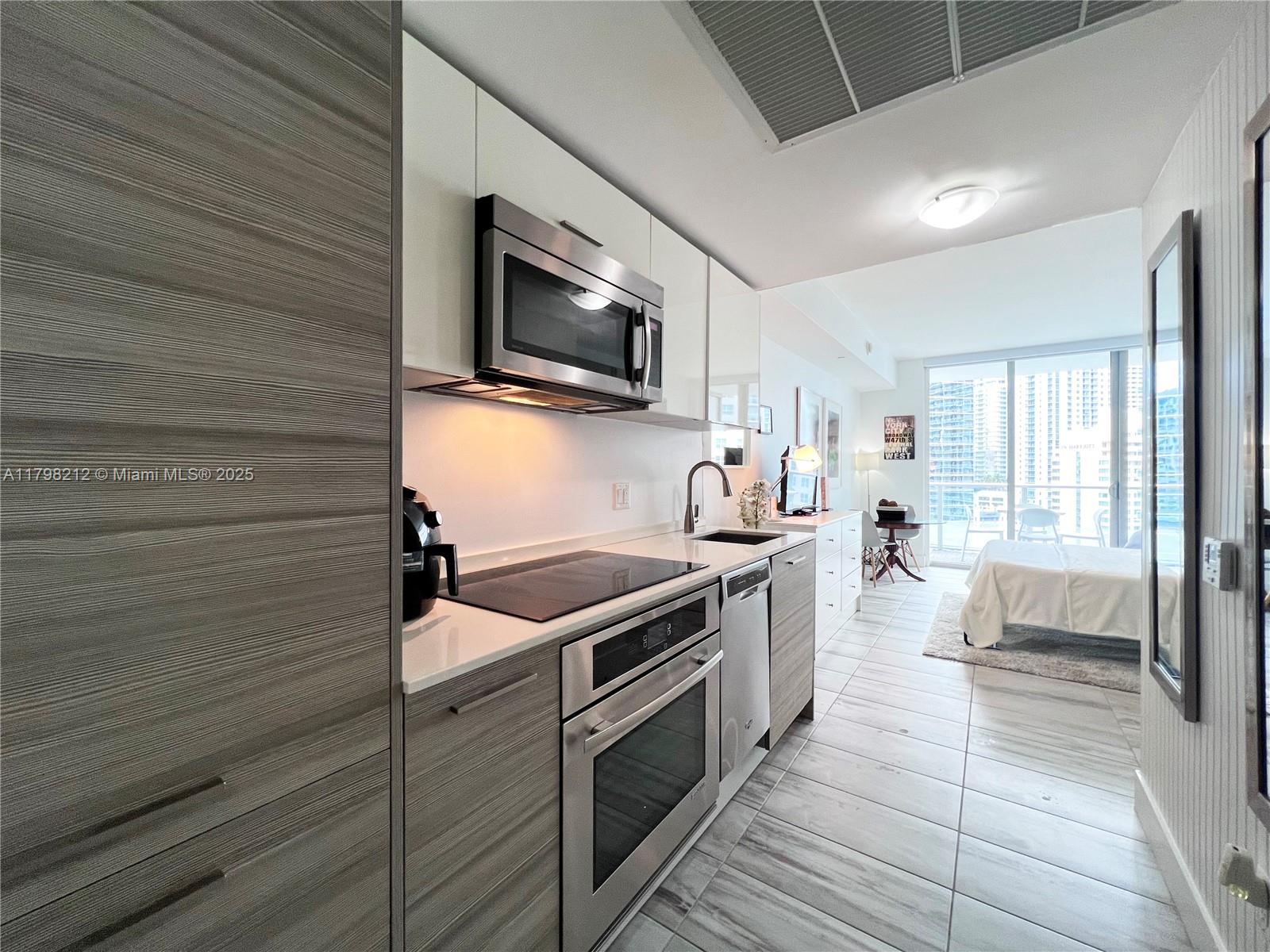 1300 Brickell Bay Dr #1813, Miami FL 33131