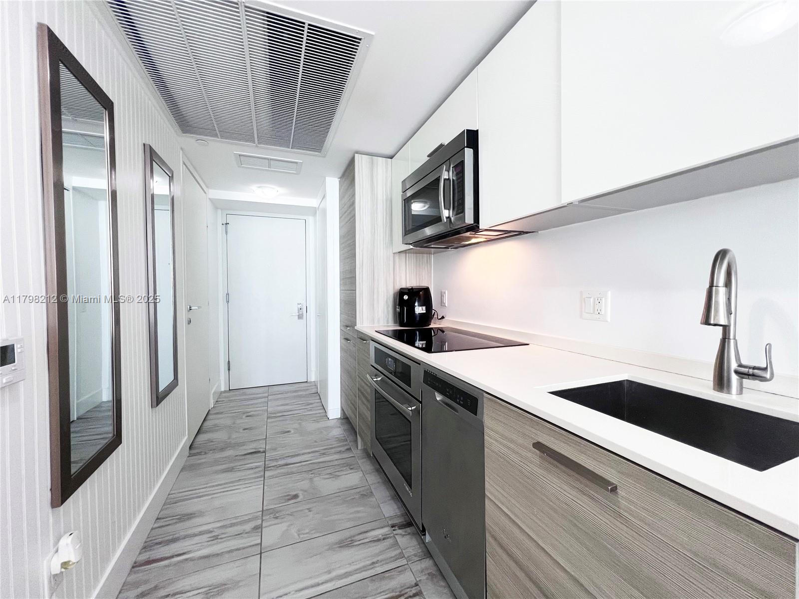 1300 Brickell Bay Dr #1813, Miami FL 33131