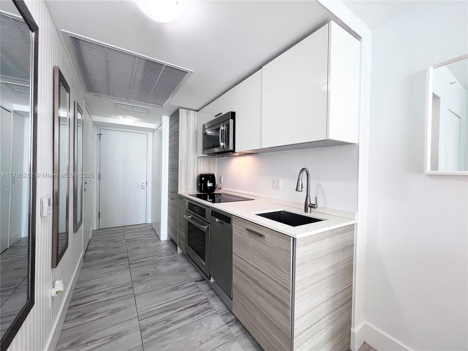 1300 Brickell Bay Dr #1813, Miami FL 33131