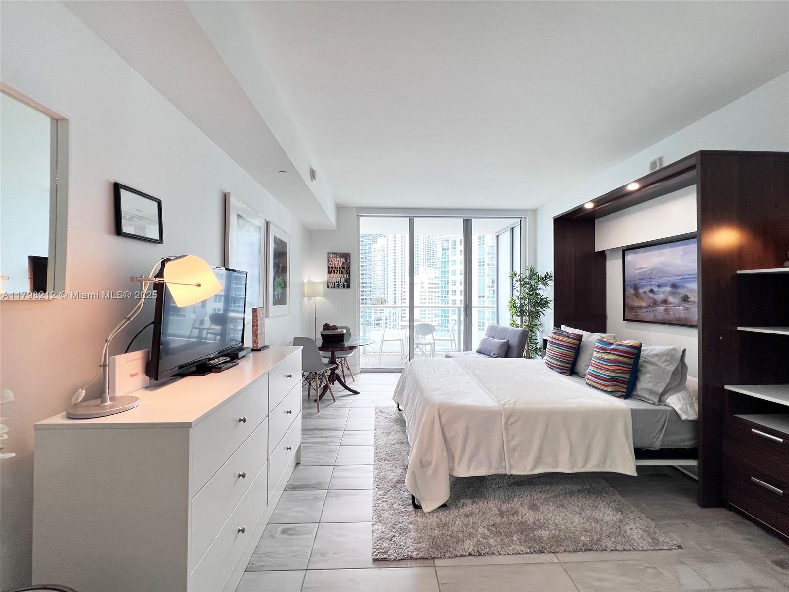 1300 Brickell Bay Dr #1813, Miami FL 33131