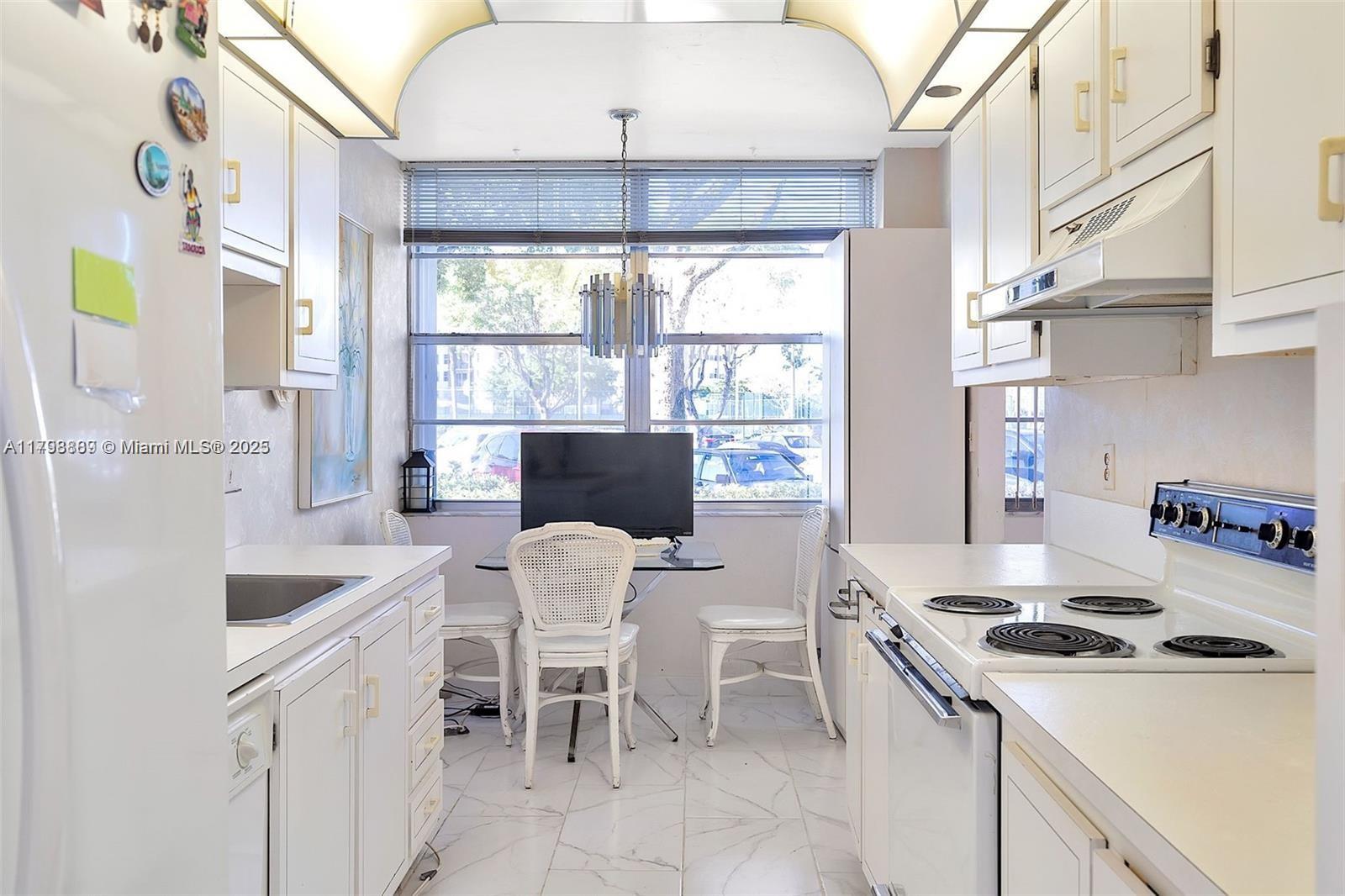 1300 Saint Charles Pl #L12, Pembroke Pines, Florida image 13