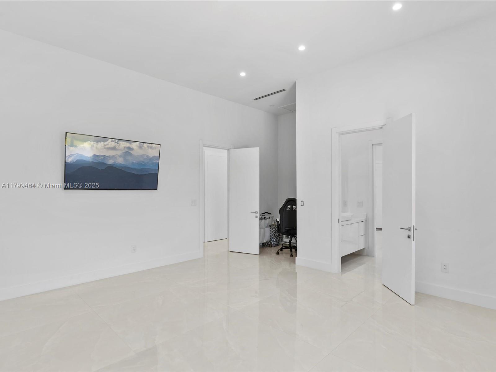 9781 NW 131st St, Hialeah Gardens, Florida image 38