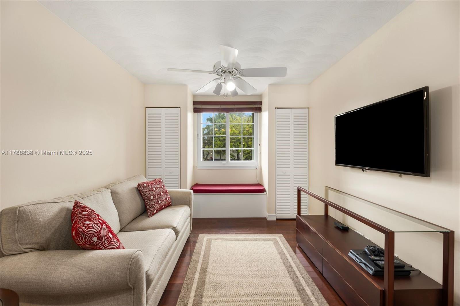 Listing Photo 11
