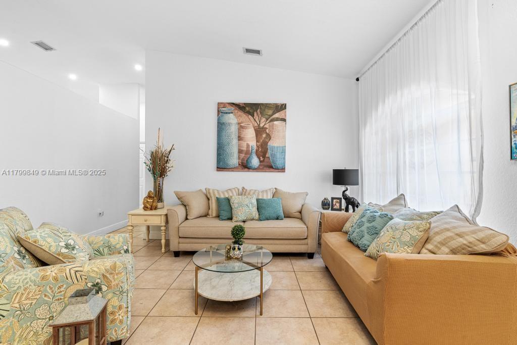 8721 NW 170th Ter, Hialeah, Florida image 16