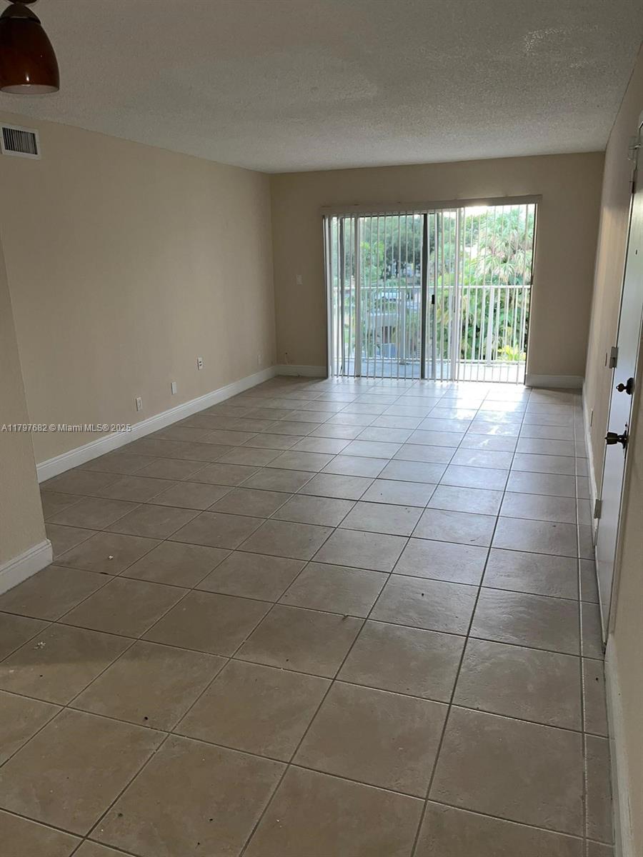 5221 Geneva Way #302, Doral, Florida image 3