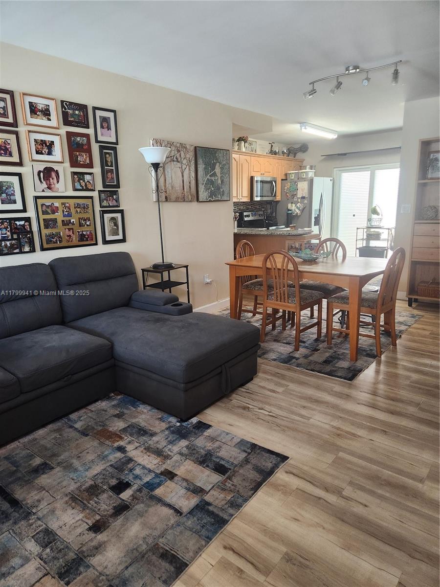 8041 Lake Dr #102, Doral, Florida image 3