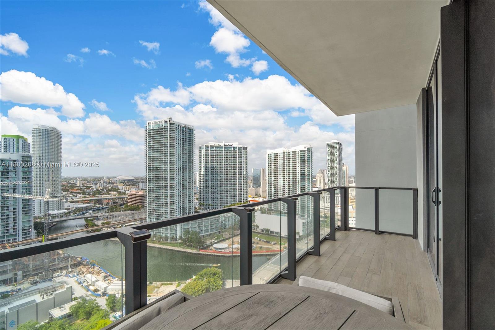 Stunning, Spacious & Bright 1bd/1.5 bath unit with Panoramic City & Bay Views. Finished to perfection with high ceilings, open kitchen, walk-in closets, marble floors throughout, high-end appliances and a private terrace. Full-service building, 24-hr concierge & all the amenities you could wish for! Live in the heart of Brickell, just a few minutes from the airport, arts and entertainment district and Miami Beach.