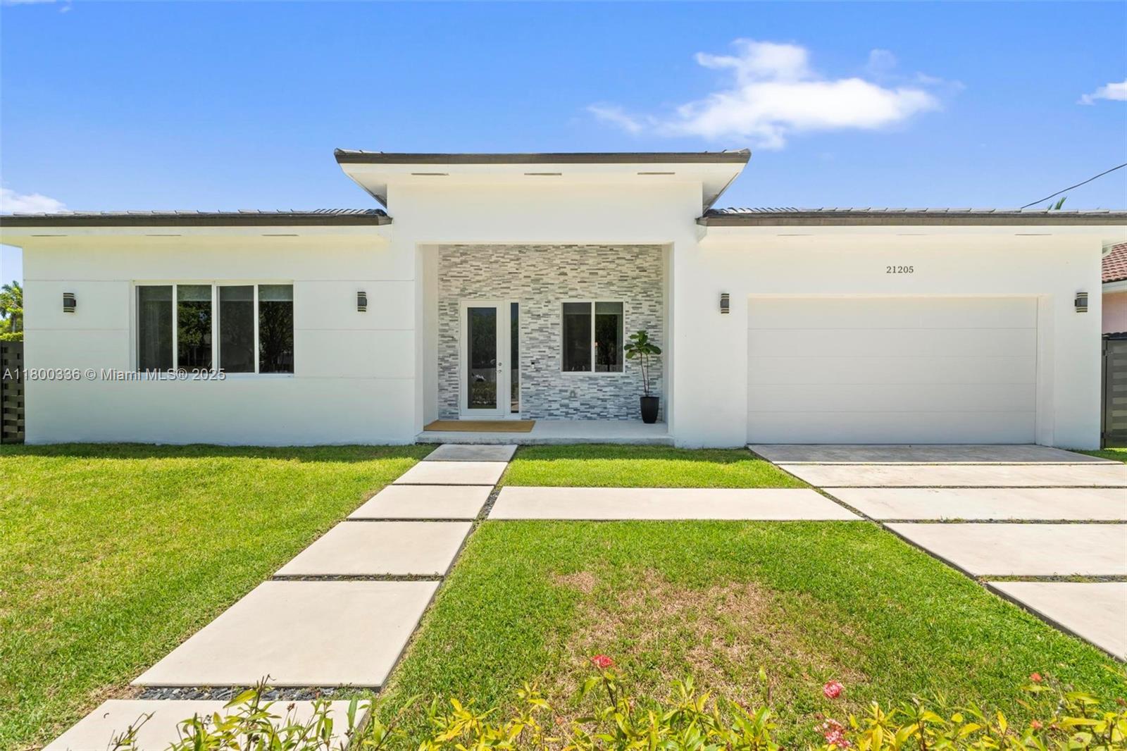 Beautiful modern property for sale. This 4-bedroom, 4-bathroom smart home features a fully fenced pool and was built in 2023. Recently renovated, it looks like new. Perfect for family living or as an excellent investment opportunity.