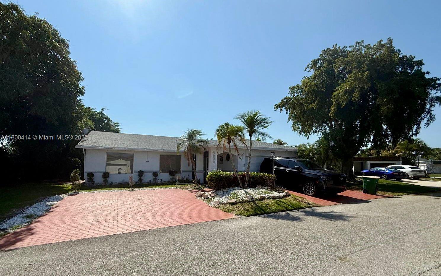 4909 Bayberry Ln, Tamarac, Florida image 2