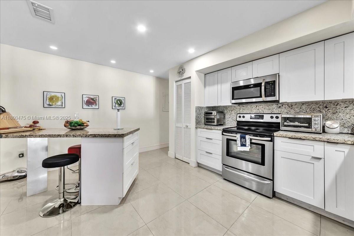1060 SW 111th Way, Davie, Florida image 19