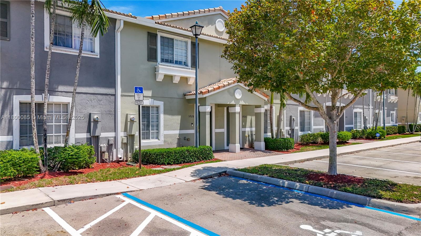 5928 Glasgow Way, Tamarac, Florida image 2