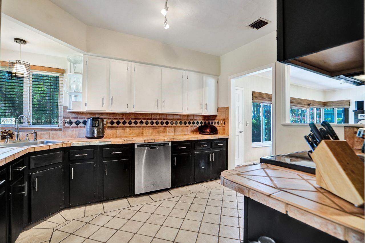 825 NE 98th St, Miami Shores, Florida image 16
