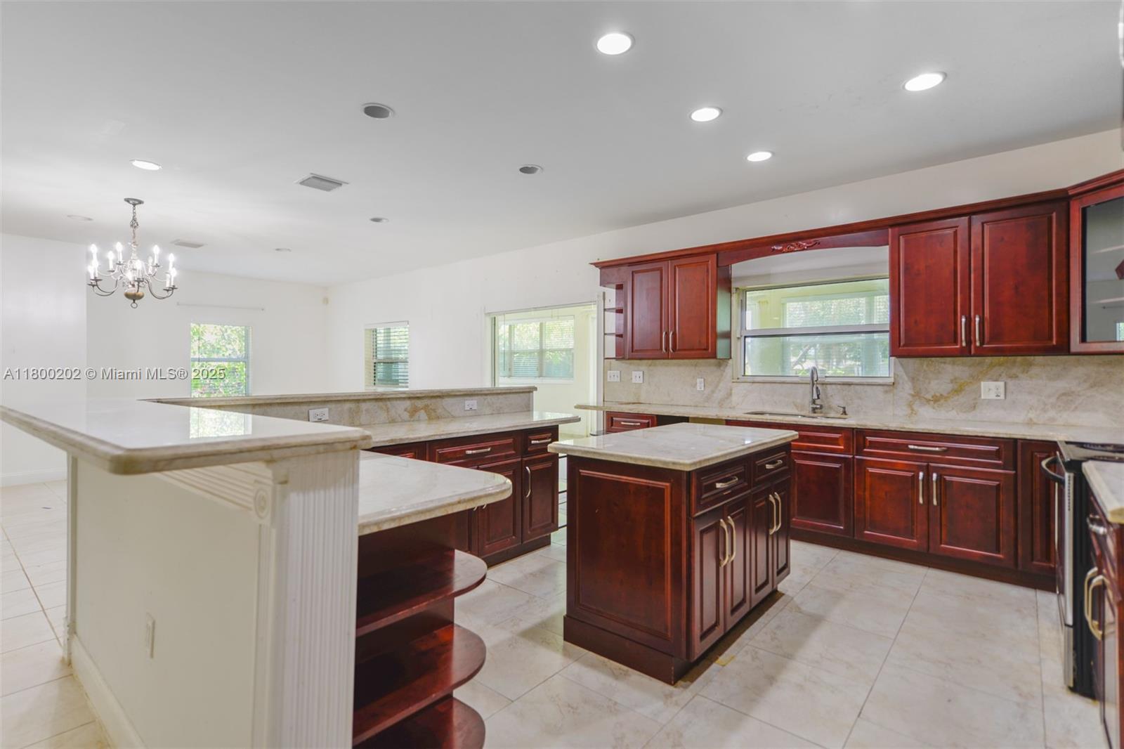 611 SW 8th St, Hallandale Beach, Florida image 9