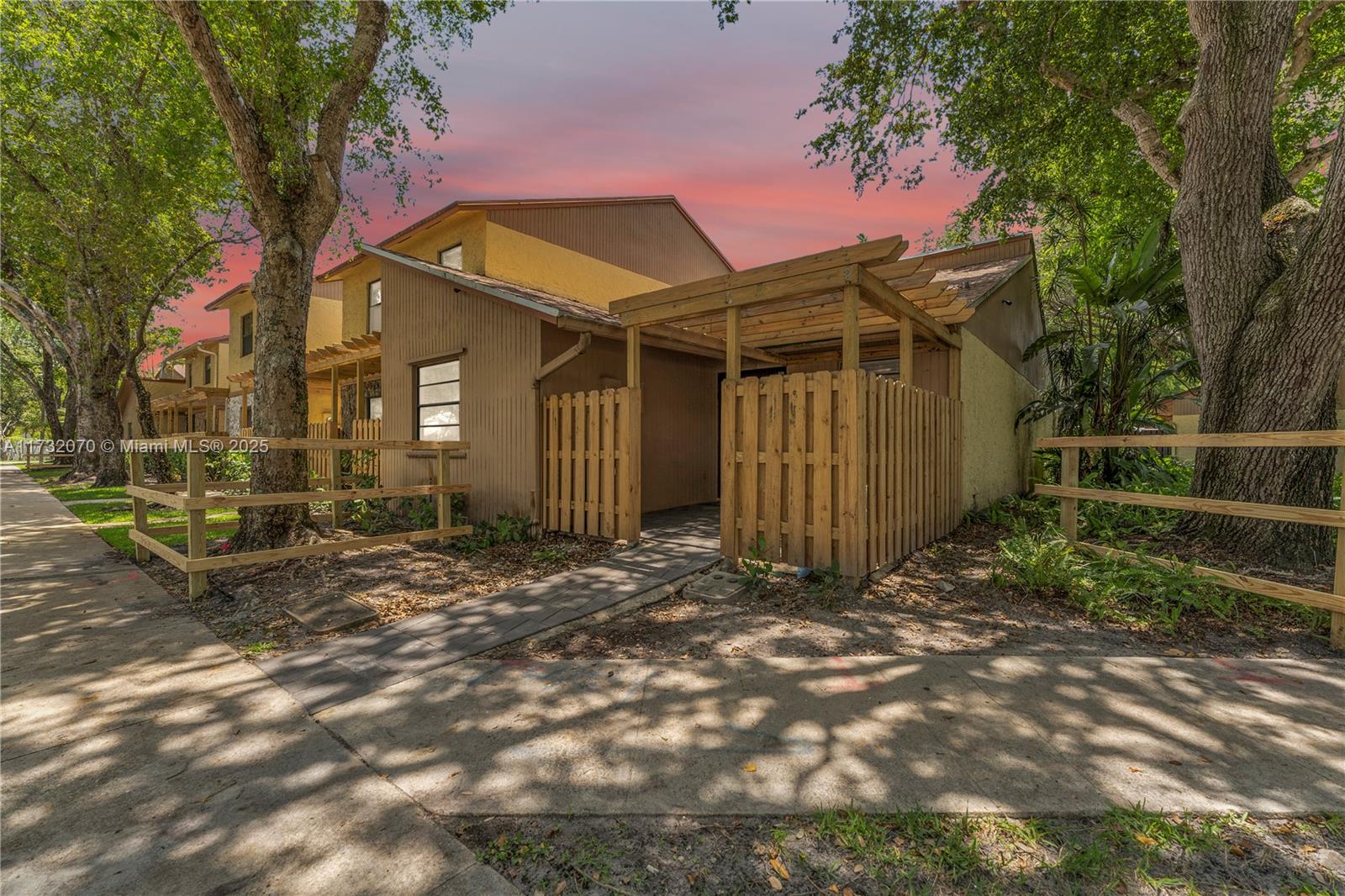 1182 N University Dr, Plantation, Florida image 1