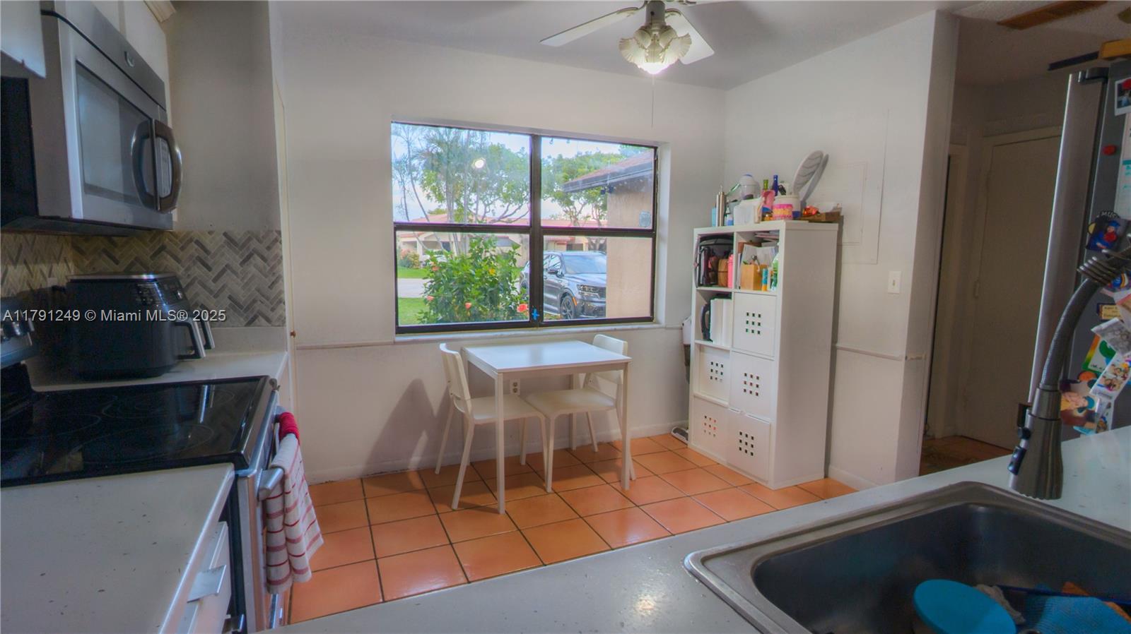 256 Lakeside Cir, Sunrise, Florida image 3