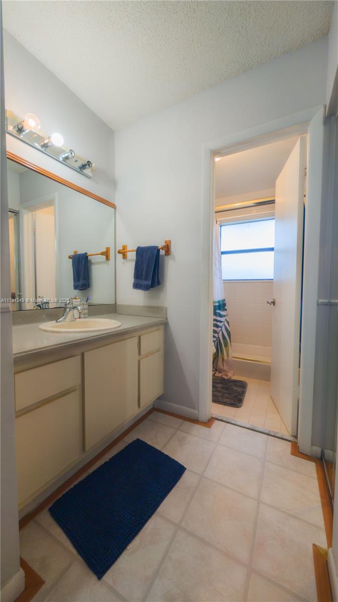 256 Lakeside Cir, Sunrise, Florida image 7