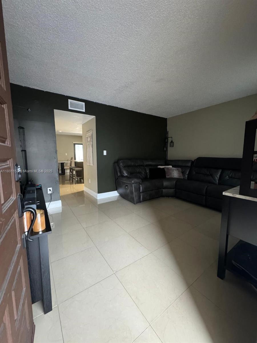 8389 NW 8th St, Miami, Florida image 2