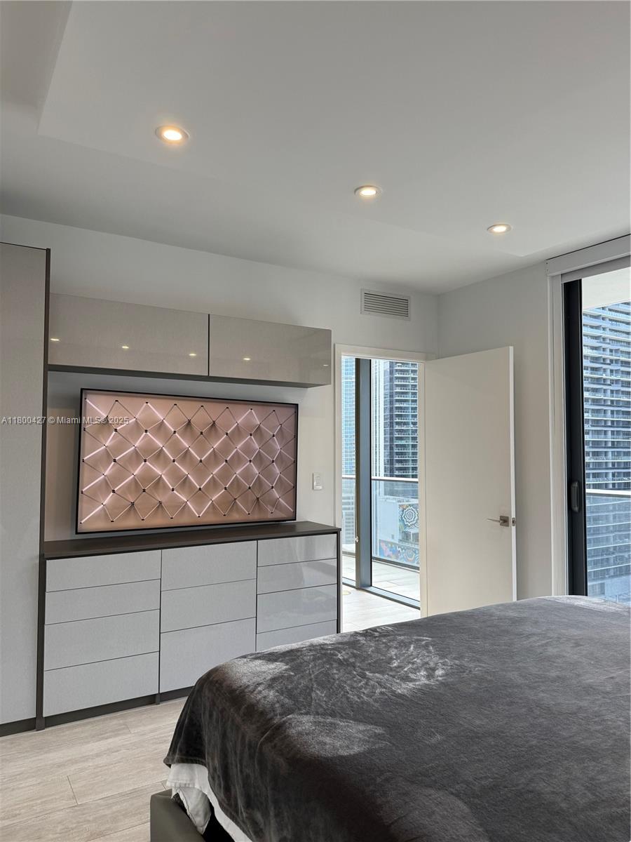 55 SW 9th St #2703, Miami FL 33130