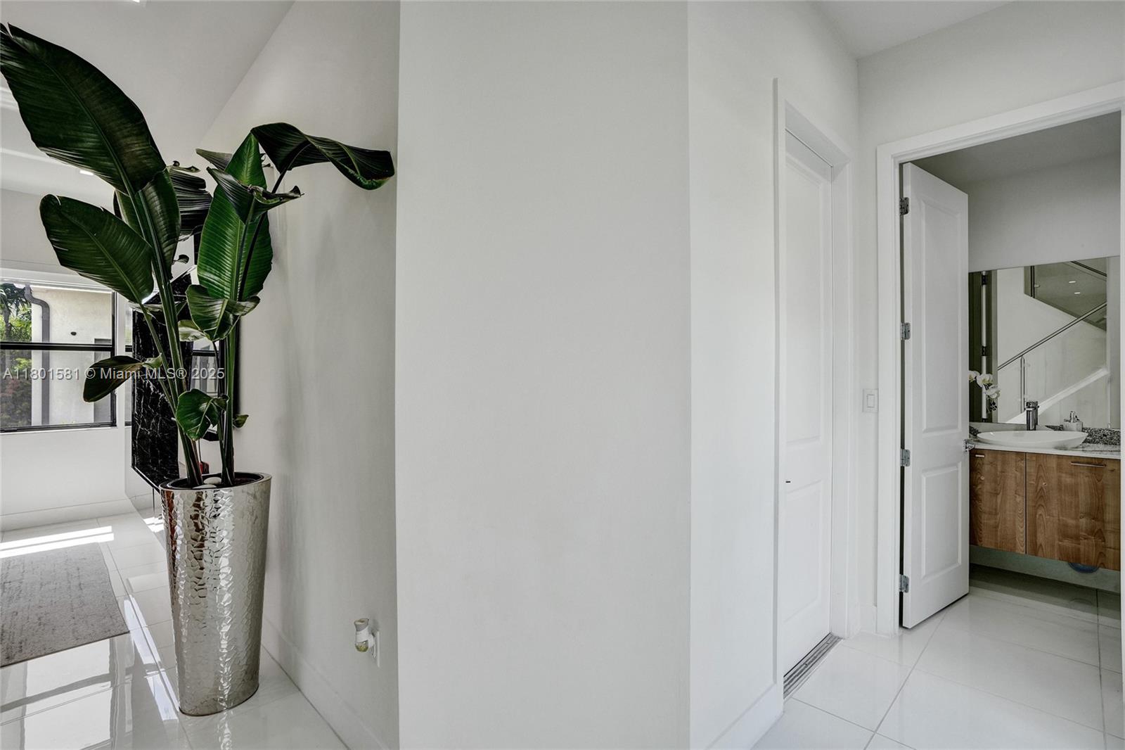 8211 NW 43rd Ter, Doral, Florida image 27