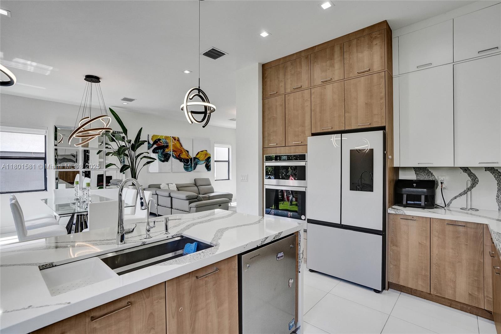 8211 NW 43rd Ter, Doral, Florida image 39