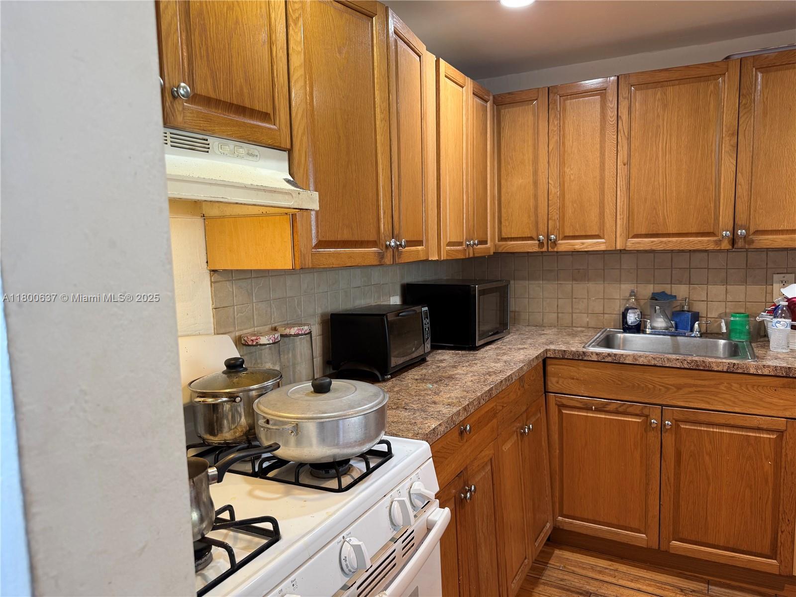 2175 NE 170th St #202, North Miami Beach, Florida image 5