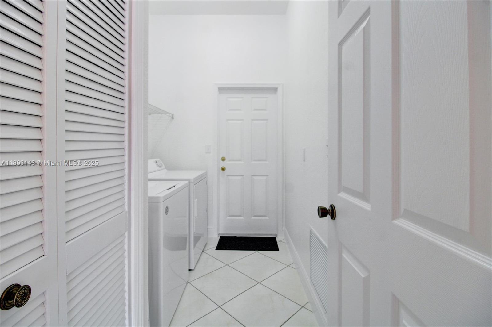 9072 NW 145th St, Miami Lakes, Florida image 32