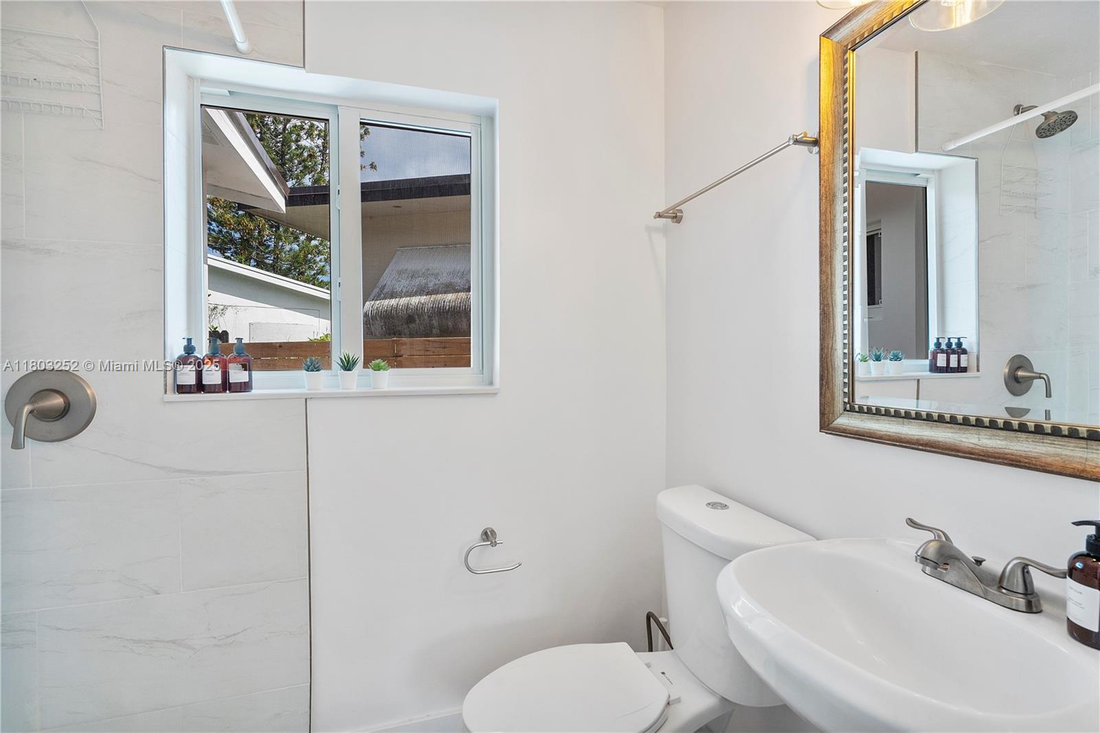 2380 NE 137th St, North Miami Beach, Florida image 21