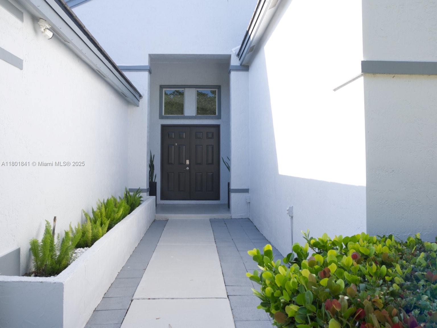 1132 Cedar Falls Dr, Weston, Florida image 2