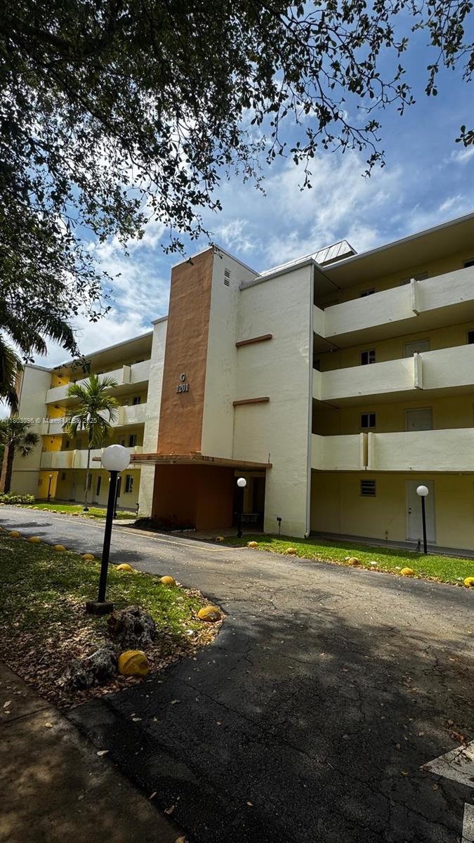1201 NE 191st St #G211, Miami, Florida image 1
