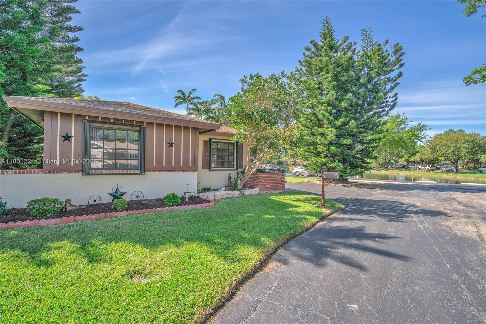 2218 Nova Village Dr, Davie, Florida image 1