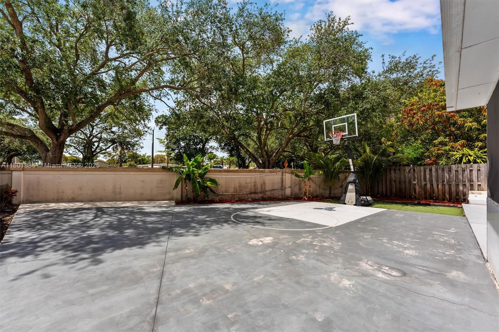 6800 Bayfront Circle, Margate, Florida image 15