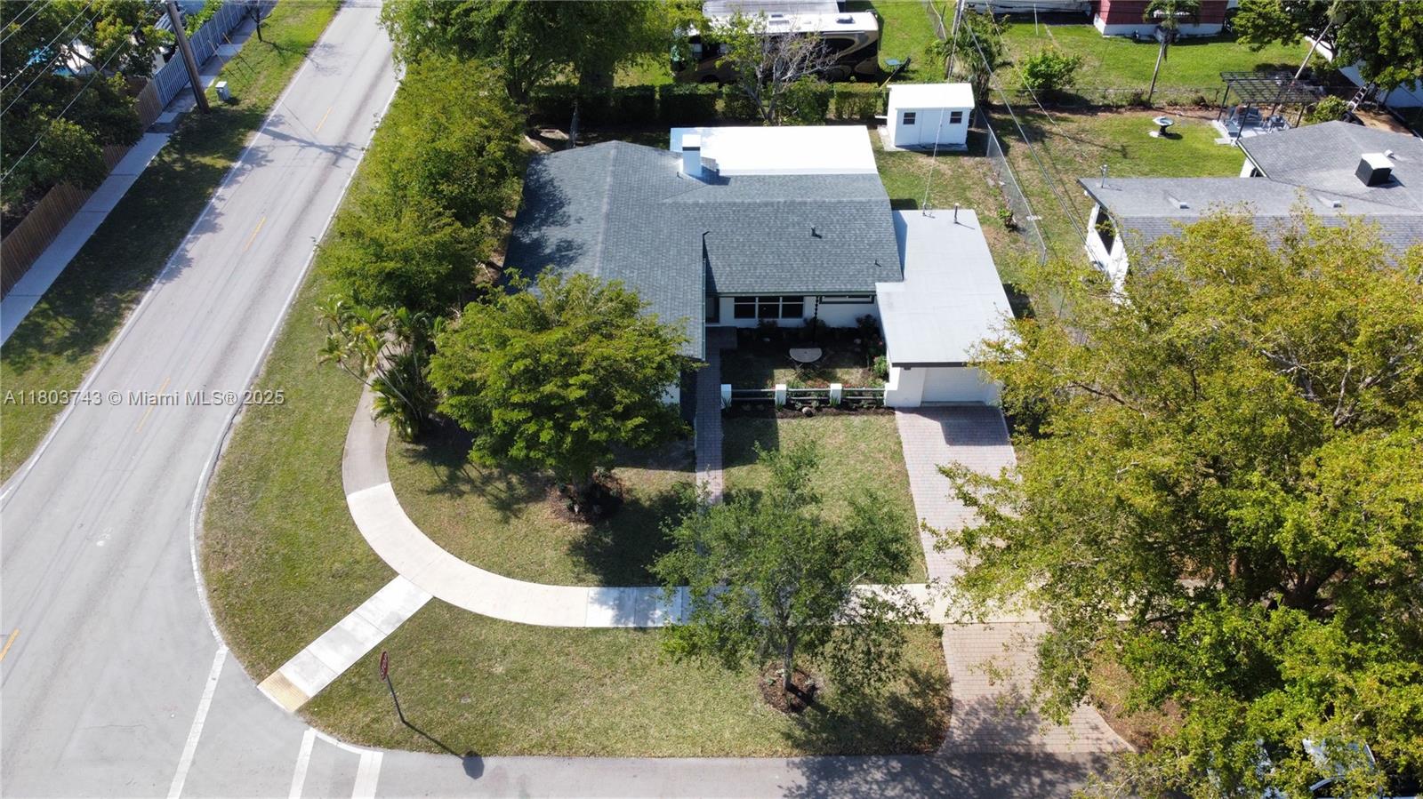 9450 Martinique Dr, Cutler Bay, Florida image 23