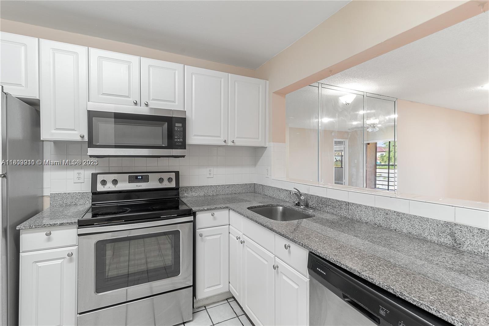862 NE 209th St #205, Miami, Florida image 2