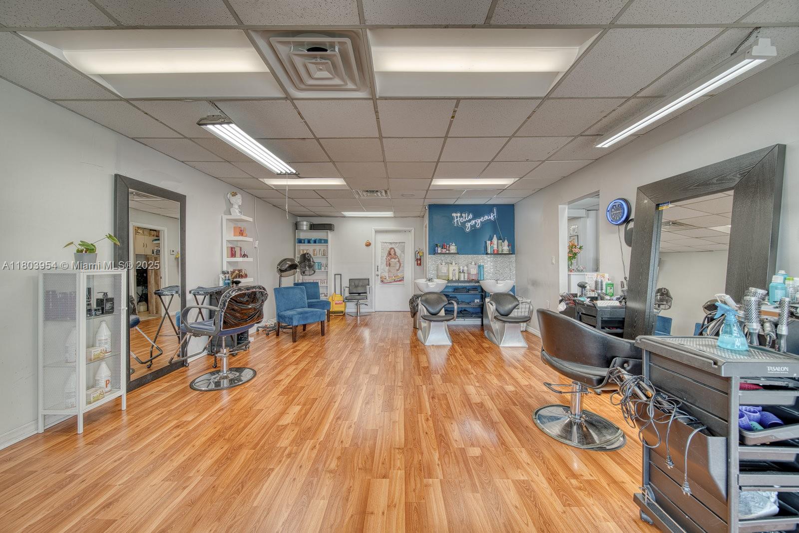 Stylish Beauty Salon In Prime Tamiami Park/Fiu Campus Area
