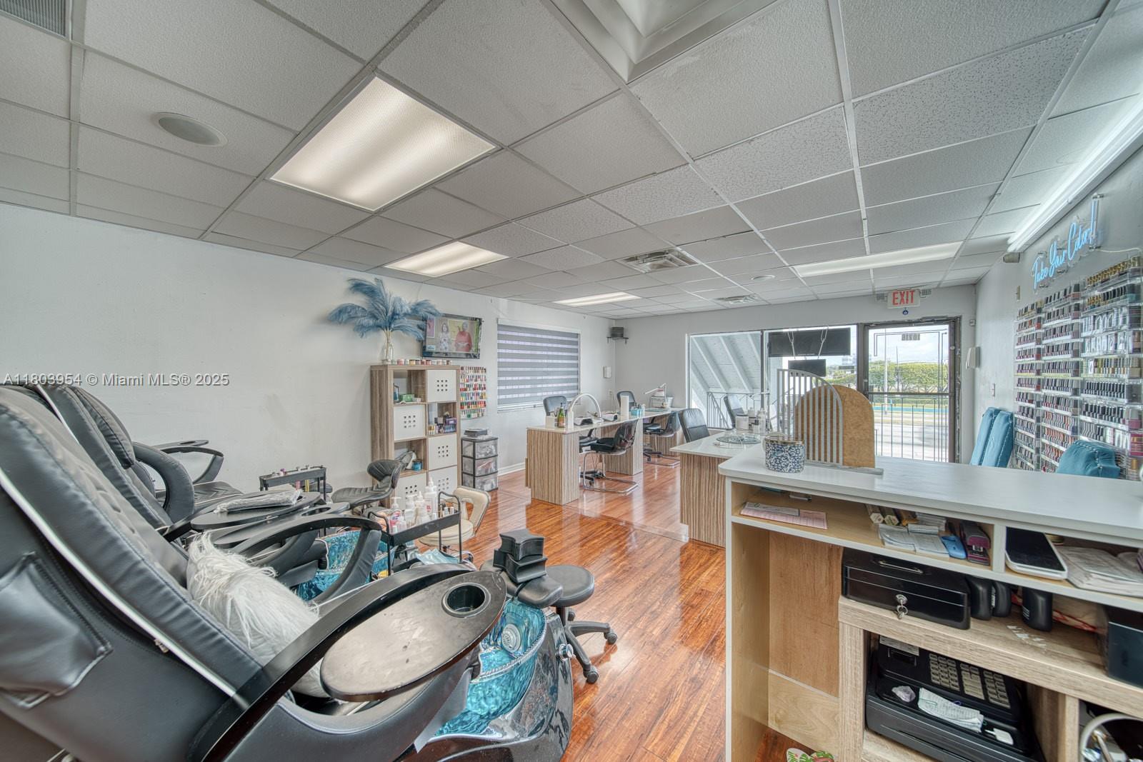 Stylish Beauty Salon In Prime Tamiami Park/Fiu Campus Area