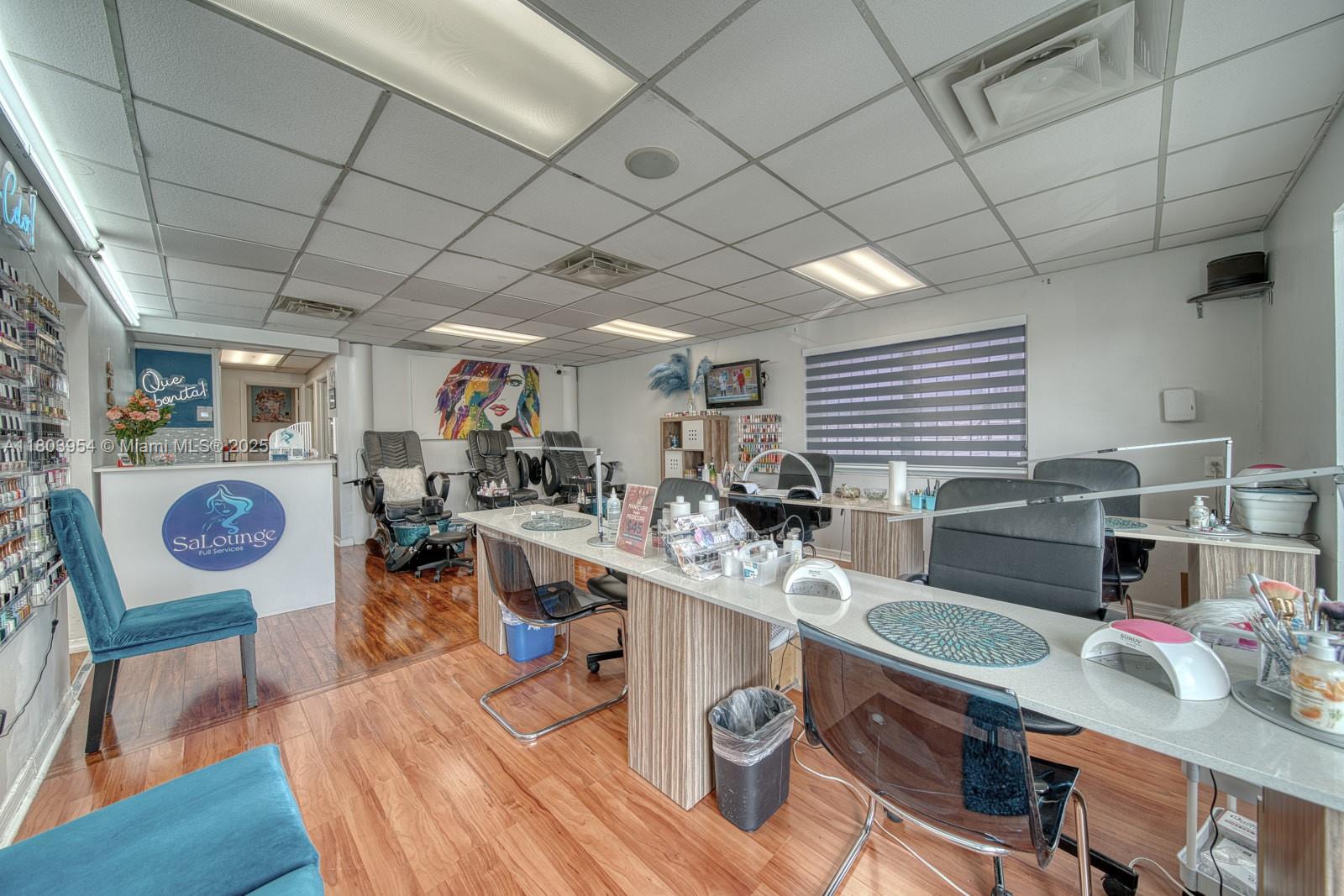 Stylish Beauty Salon In Prime Tamiami Park/Fiu Campus Area