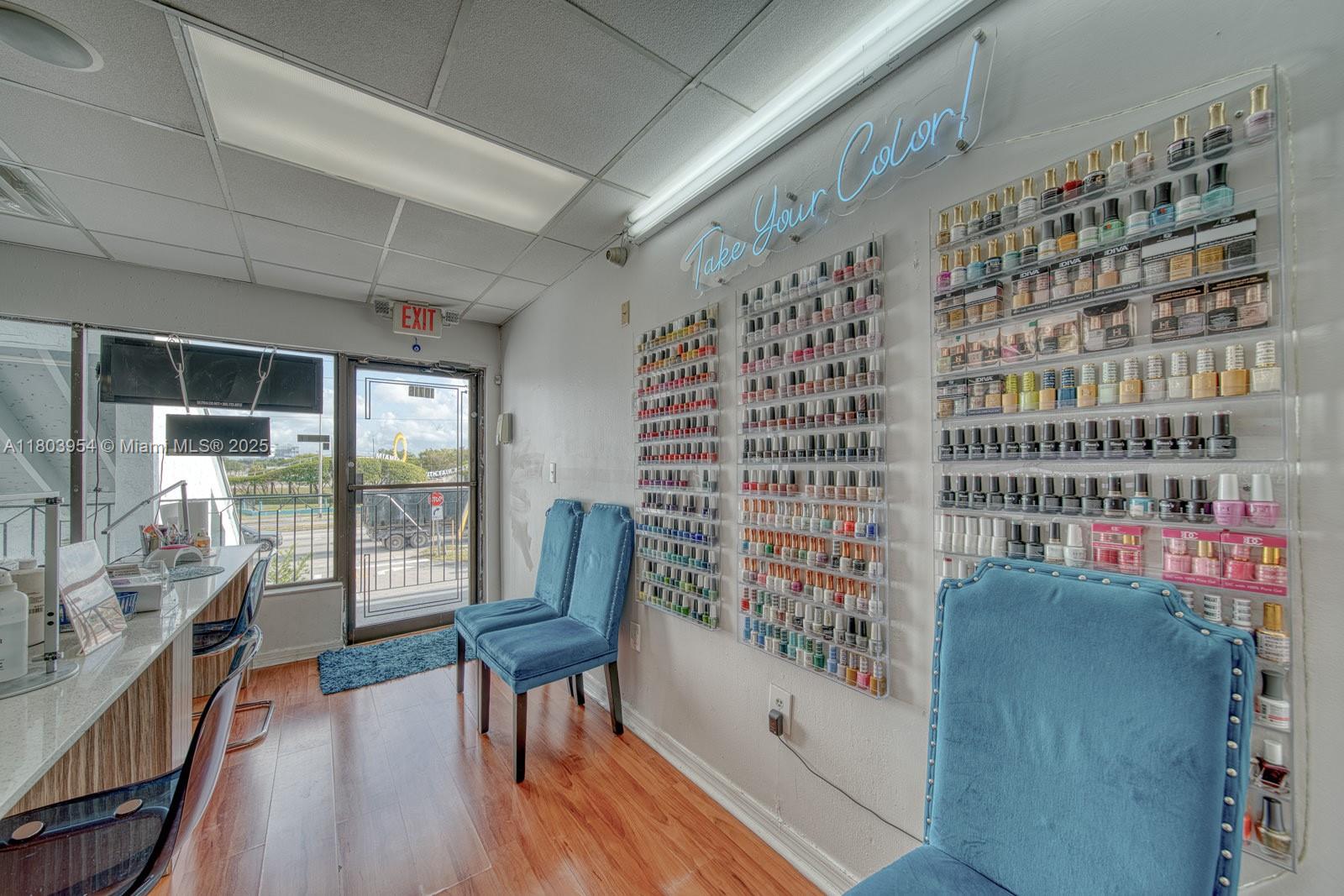 Stylish Beauty Salon In Prime Tamiami Park/Fiu Campus Area
