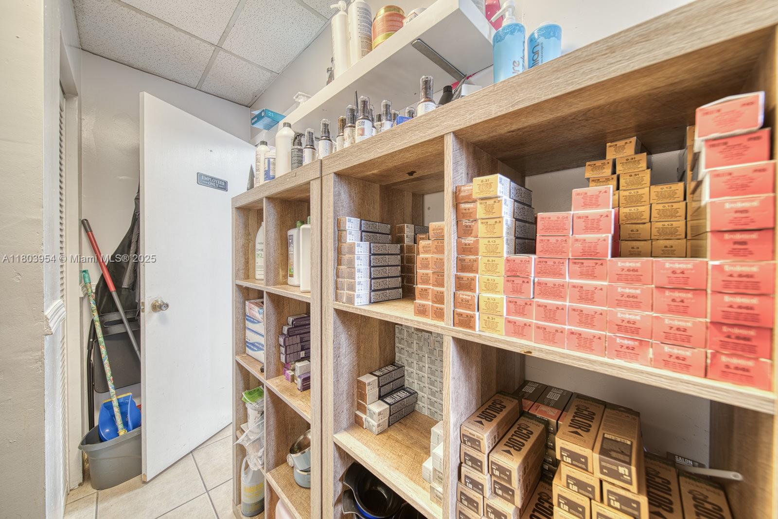 Stylish Beauty Salon In Prime Tamiami Park/Fiu Campus Area
