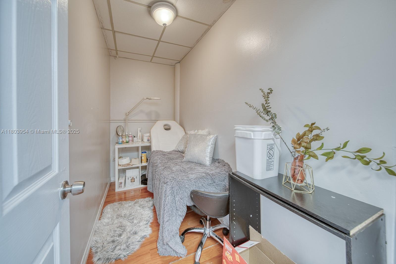 Stylish Beauty Salon In Prime Tamiami Park/Fiu Campus Area