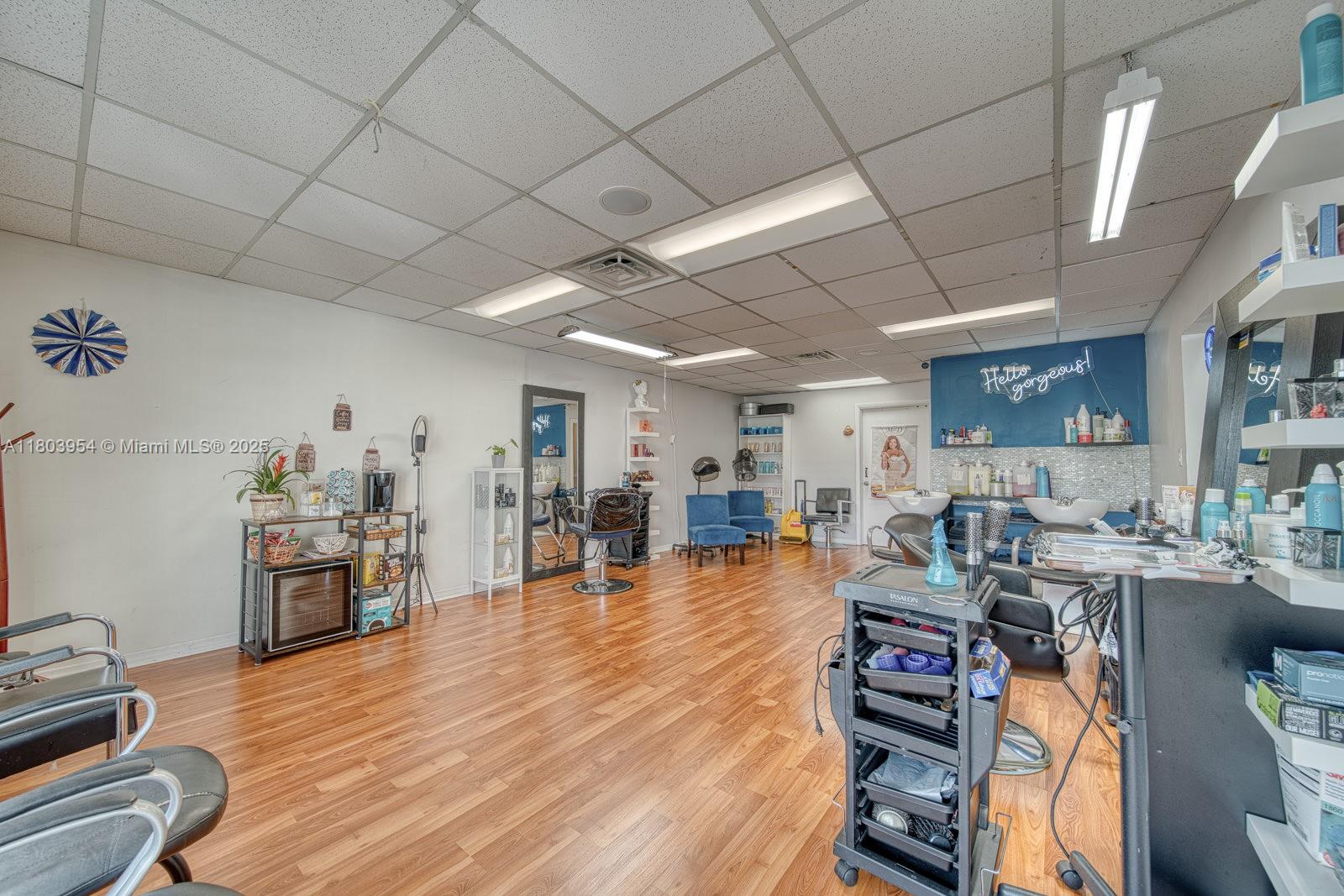 Stylish Beauty Salon In Prime Tamiami Park/Fiu Campus Area