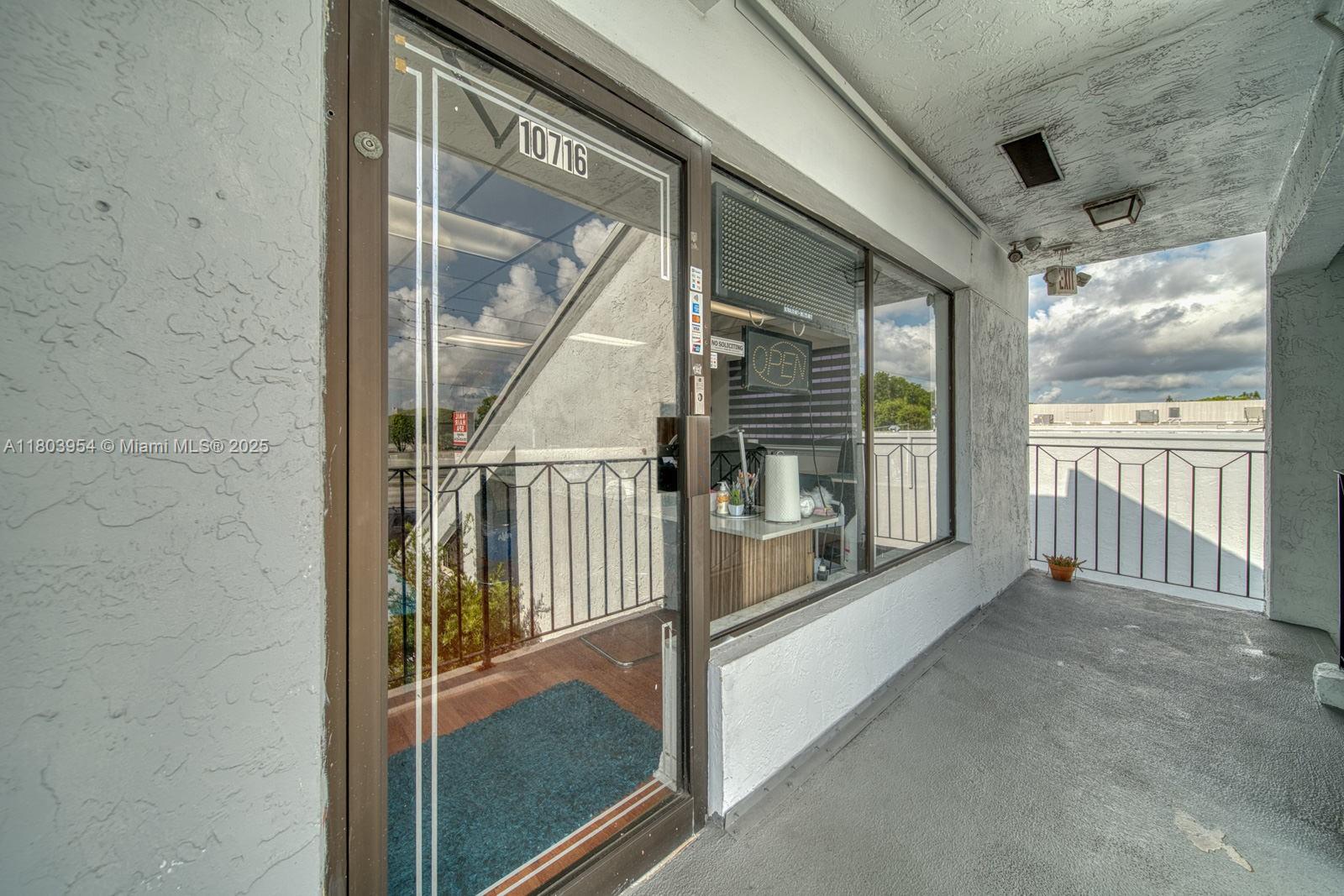 Stylish Beauty Salon In Prime Tamiami Park/Fiu Campus Area