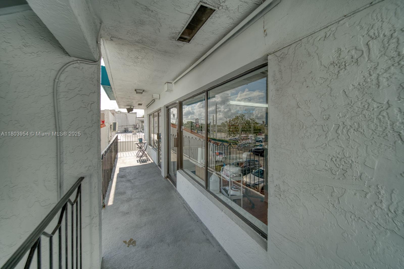 Stylish Beauty Salon In Prime Tamiami Park/Fiu Campus Area